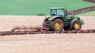 Un agricultor prepara la tierra para la siembra