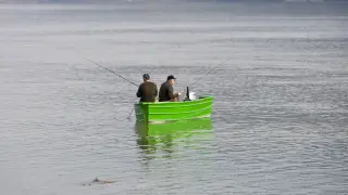 Dos pescadores, en el embalse de Mequinenza