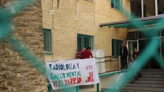 Protesta en el centro de salud Pablo Remacha en San José por el traslado del mamógrafo al Miguel Servet, en octubre de 2013.