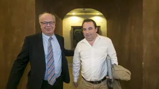 El actual gerente de Plaza, Jesús Andreu (izda.) y Chabier Mayayo en las Cortes