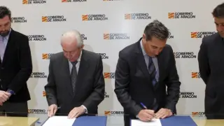 Firma del acuerdo entre el el consejero de Economía y Empleo, Francisco Bono y el consejero de Sanidad, Bienestar Social y Familia, Ricardo Oliván.