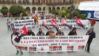 Concentración convocada por CGT en defensa del ferrocarril en la plaza de San Juan de Teruel