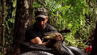 Paul Rosolie con una anaconda