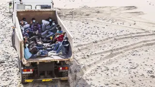 Los inmigrantes fueron trasladados en un camión