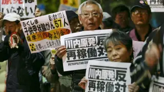 Manifestantes protestan en contra de la reactivación de la planta nuclear de Sendai
