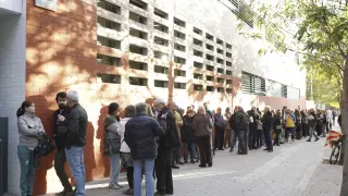 Colas a las puertas de un instituto de Sabadell para votar en la consulta