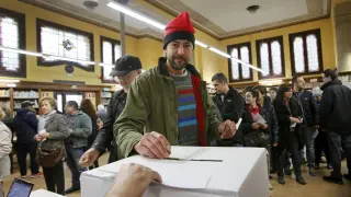 Un ciudadano deposita su voto en la urna