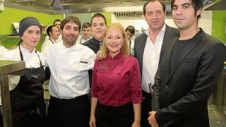 David Boldova y Teresa Gutiérrez, en el centro, con el equipo que preparó platos como el salmonete