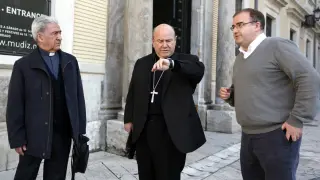 Monseñor Ureña, junto a dos colaboradores, en la plaza de la Seo