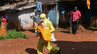 Un trabajador sanitario traslada el cuerpo sin vida de un niño en Freetown.