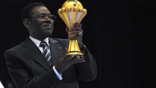 El presidente de Guinea, Teodoro Obiang, posa con una réplica de la Copa África en una imagen de archivo