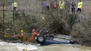 Una mujer y su bebé murieron al ser arrastrado su vehículo por el agua