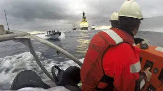 Un efectivo de la Armada saltó al agua para rescatar a la activista