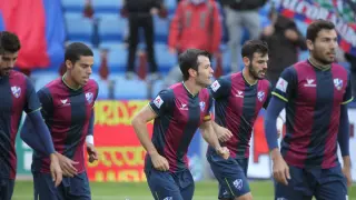 Los jugadores del Huesca celebran uno de los goles