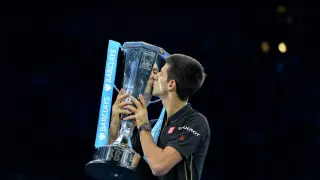 Djokovic besando la copa de campeón