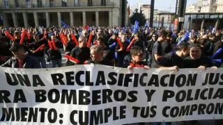 Protesta policial ante las puertas del ayuntamiento de Zaragoza