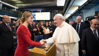 El papa Francisco saluda a la reina Letizia