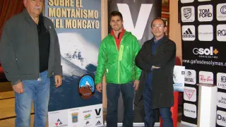 De izquierda a derecha el presidente del CEM, Antonio Veramendi; el escalador Dani Moreno; y el secretario del club José Luis San Vicente.