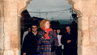 La duquesa de Alba en su visita a San Esteban en 1994