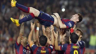 Los jugadores del Barça mantean a Messi tras lograr el récord