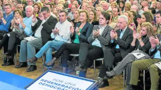 Rudi, en el centro, durante la junta directiva regional celebrada ayer por el PP de Aragón.
