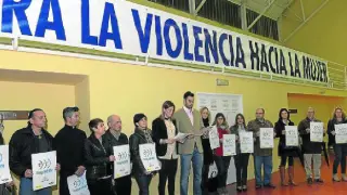 Los deportistas Adriana Martín y Juan Carlos Barcala, en el centro, leyeron un manifiesto.