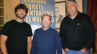 De izquierda a derecha, Xabier Luna, autor del documental del aniversario; José Luis San Vicente, secretario del CEM; y Antonio Veramendi, presidente del club.