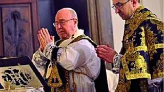 Ureña con el párroco de Épila. Ureña, a la izquierda, fue el primer obispo español en celebrar una Misa Pontifical de Réquiem, por el rito romano. Fue en 2011 en Épila y la concelebró con el párroco Miguel Á. Barco (dcha).