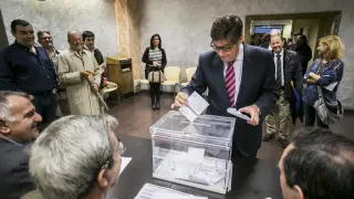 Aliaga introduce su voto en las primarias del PAR