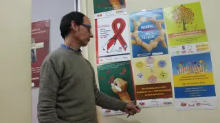 Jancho Barrios, presidente de OMSIDA muestra las imágenes de varias campañas informativas.