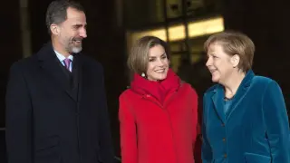 Los Reyes junto a Angela Merkel