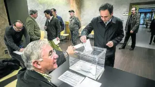 El alcaldable por Zaragoza, Xavier de Pedro, deposita su voto.