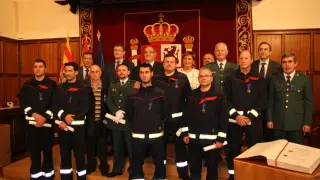 Los condecorados por su actuación en la riada del Martín de 2013 posan para la foto con representantes institucionales.