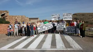 Vecinos de Monforte de Moyuela pidiendo una carretera en condiciones