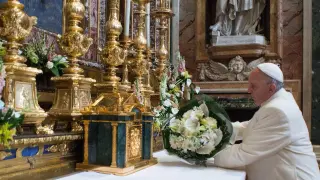 El papa Francisco, durante una ofrenda floral en su visita de este martes a Santa María la Mayor en Roma