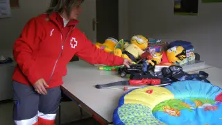 Una voluntaria de Cruz Roja Tarazona con los juguetes donados hasta el momento.
