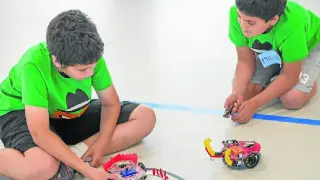Tecnología y creatividad, en manos de los jóvenes participantes en las actividades de Etopia Kids, en Zaragoza.