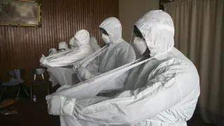 Doctores sierraleoneses practican con los trajes de protección individual contra el ébola.