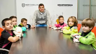 Iker Casilla posa con los porteros de Zaragoza
