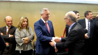 Javier Campoy saluda a Cristóbal Montoro