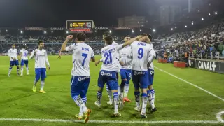 Los jugadores del Real Zaragoza celebran el segundo gol anotado frente al Girona en el último partido en La Romareda