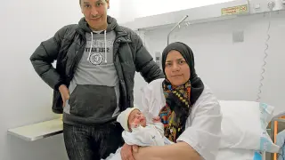 Ahmed Salhi y Samira Eluachohami con la pequeña Marwa, la primera bebé soriana de 2015.