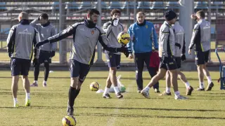 Los jugadores del Real Zaragoza, durante un entrenamiento de esta semana