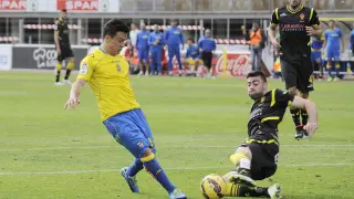Roque disputó el balón con Diego Rico, ante la mirada de Cabrera.