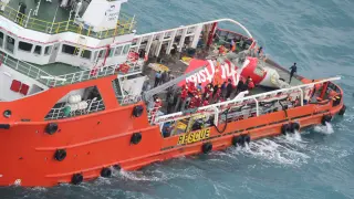Los equipos de rescate, recuperando restos del avión