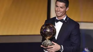 Cristiano Ronaldo posa con su tercer Balón de Oro