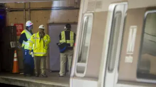 Fallece una mujer tras llenarse de humo un túnel del metro de Washington