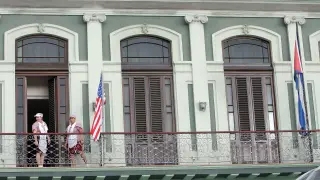 Dos empleadas colocan una bandera de EE.UU. en un hotel de La Habana
