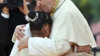 La niña Glyzelle Palomar abraza al papa Francisco