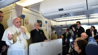 El papa Francisco en su viaje de vuelta de Filipinas